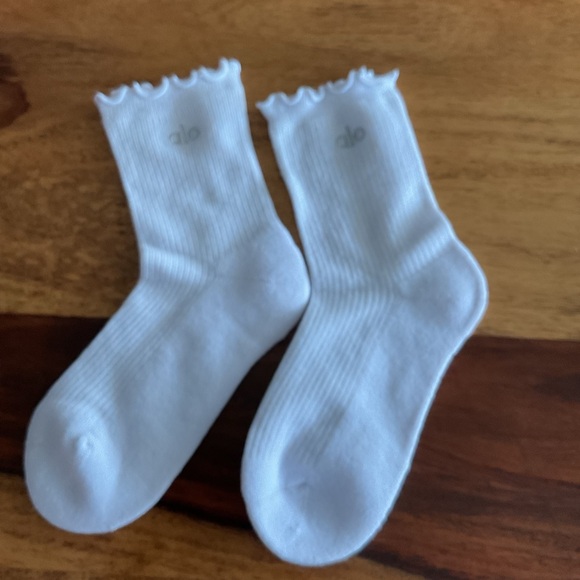 ALO Yoga White Lettuce Edge Socks brand new size M/L athletic comfy cushioned - Picture 2 of 3